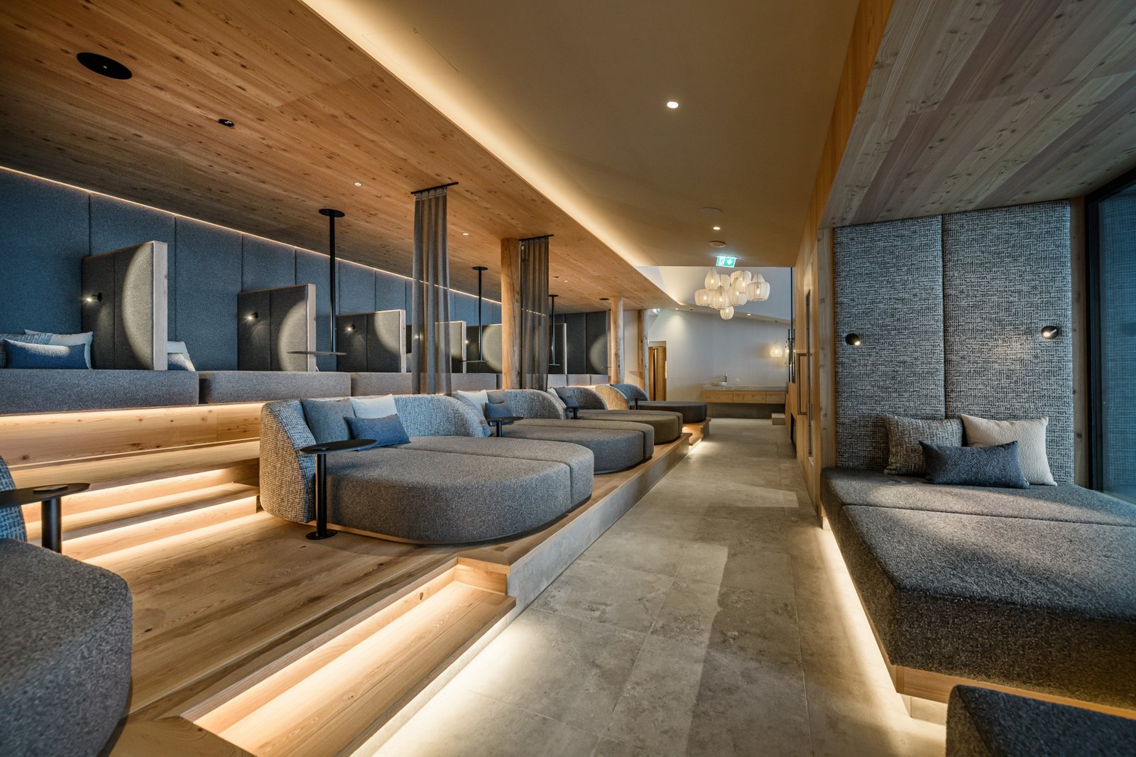 Neu gepolsterte Sitzbänke im Familienhotel Zauchenseehof durch Raumausstatter Rheinfrank